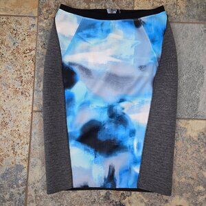 T Tahari Size 2 Scuba Pencil Skirt Gray Blue Watercolor Panel Exposed Back Zip